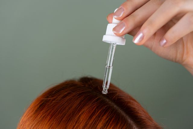 Huile cheveux : comment bien l'utiliser sur les racines ?